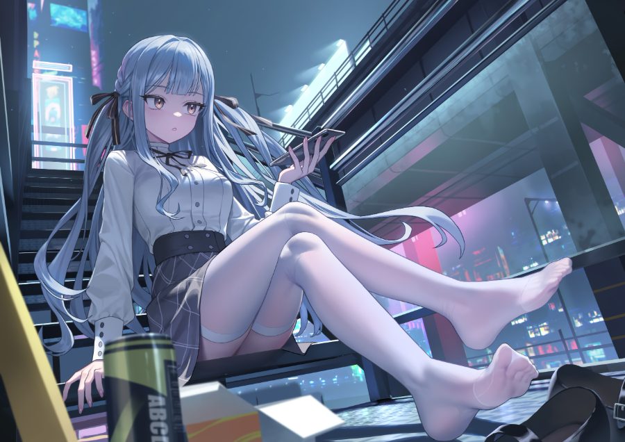 夜行电车网页封面：列车车厢内的少女